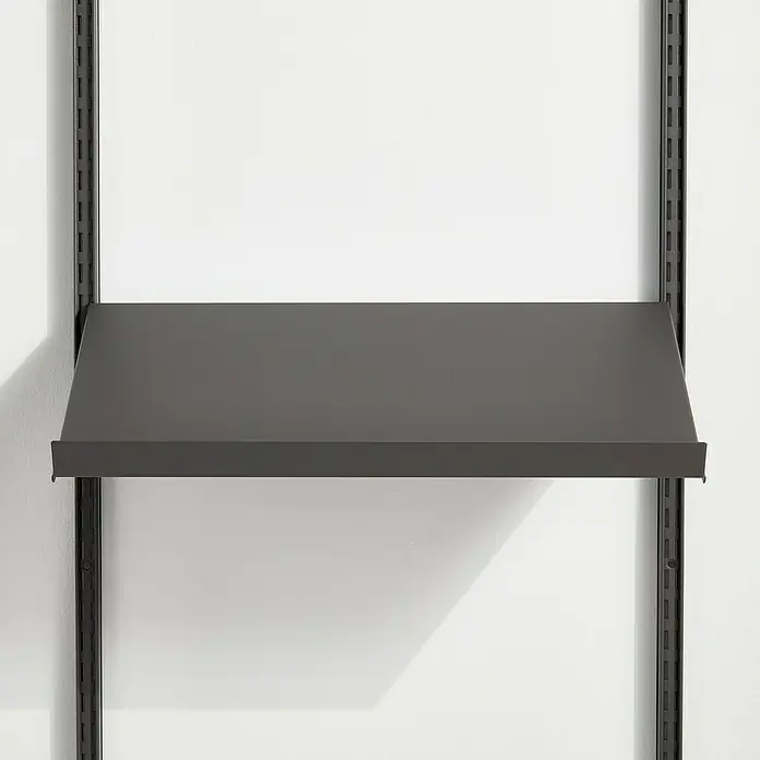 Elfa Décor+ by Elfa Regalboden - L x B x H: 35 x 60 x 7,5 cm, Grau - Nahaufnahme eines grauen Wandregalsystems mit einer einzelnen Ablage vor einer weißen Wand. Das Regalsystem ist modular und anpassbar.
