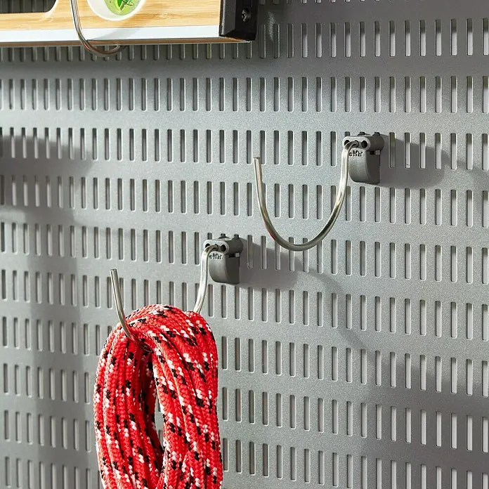 Elfa Garage+ by Elfa Haken - L x H: 12,2 x 2,1 cm, Metall - Nahaufnahme einer grauen Lochwand mit Haken, an denen ein Seil und Werkzeuge hängen.