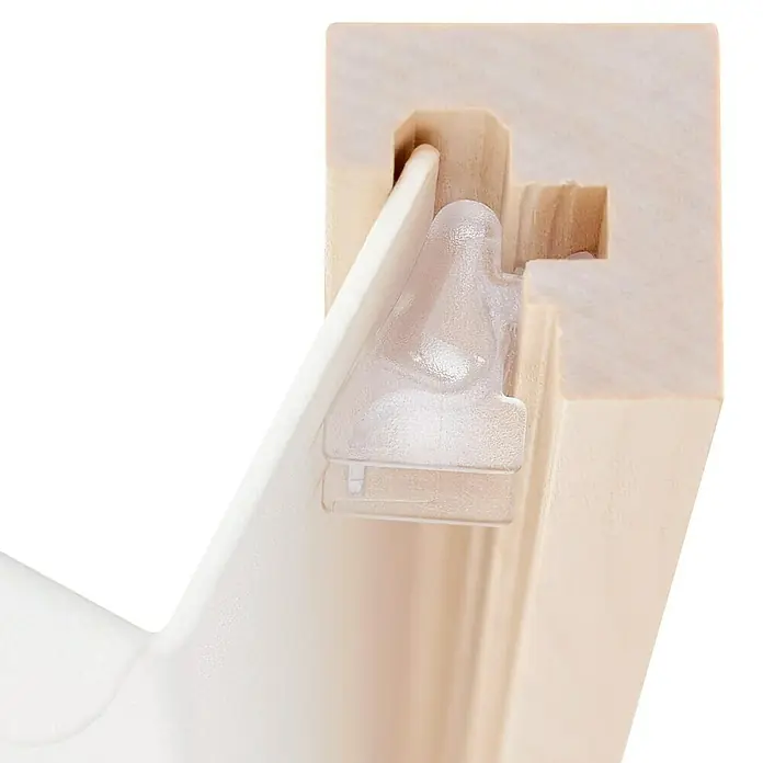 Elfa Décor+ by Elfa Clips - 2 Stk. - Nahaufnahme einer transparenten Kindersicherung an einer hellen Holzschublade, die für Sicherheit sorgt.