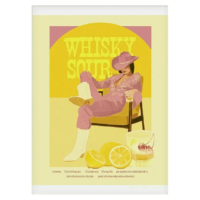 Papermoon Poster - Whisky Sour Pink Copy, B x H: 100 x 140 cm, Mit Passepartout - Ein Whiskey Sour Rezeptposter mit einer Frau im Cowboy-Outfit, die in einem Sessel sitzt und einen Cocktail genießt.