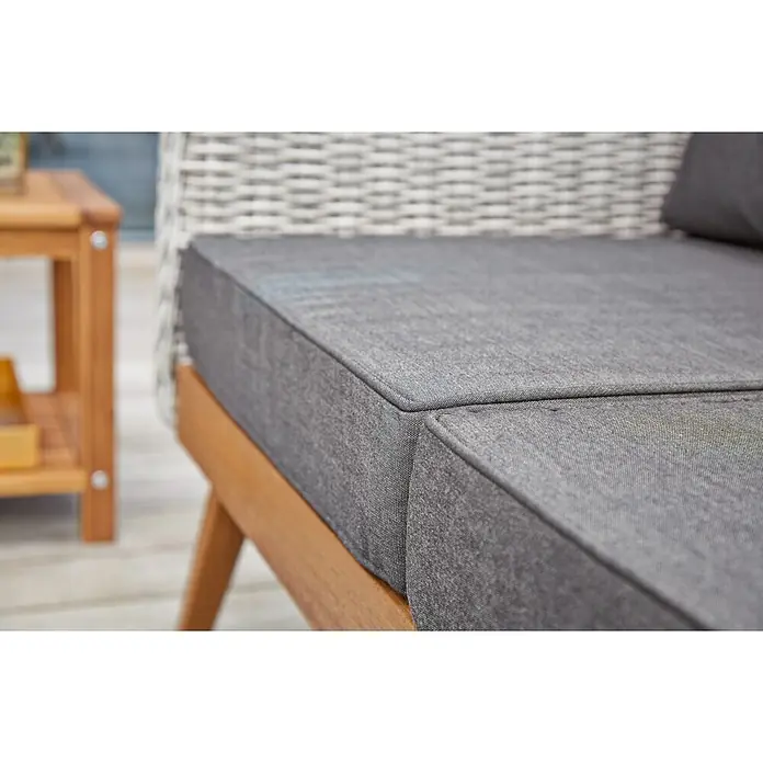 Dörner & Helmer Apparate-Doppelrolle - Durchmesser Rollen: 50 mm, Traglast: 80 kg, Gleitlager, Mit Platte - Nahaufnahme eines grauen Outdoor-Sitzkissens auf einem Holzrahmenmöbelstück, ideal für Garten und Terrasse.