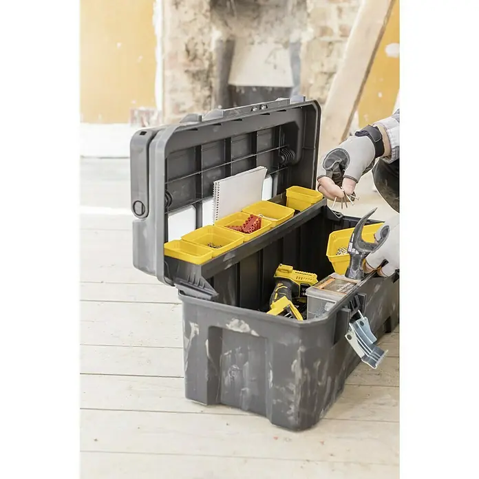 Stanley FatMax Werkzeugkasten Pro CantileverKunststoff, Fassungsvermögen: 39 l, 26″ - Werkzeugkiste mit gelben Fächern, einem Hammer und einer Bohrmaschine, ideal für Handwerkerarbeiten.