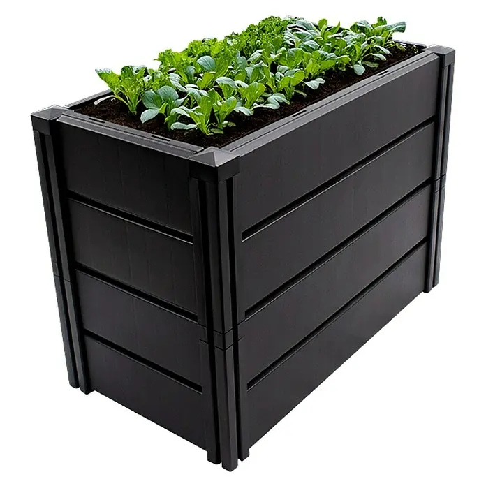 KHW Hochbeet Demeter - M schmal - 82 x 44 x 61 cm, Kunststoff, Anthrazit - Das Bild zeigt einen schwarzen, erhöhten Pflanzkasten mit Salatpflanzen. Der Kasten ist aus Holz gefertigt und steht auf einem schwarzen Hintergrund.