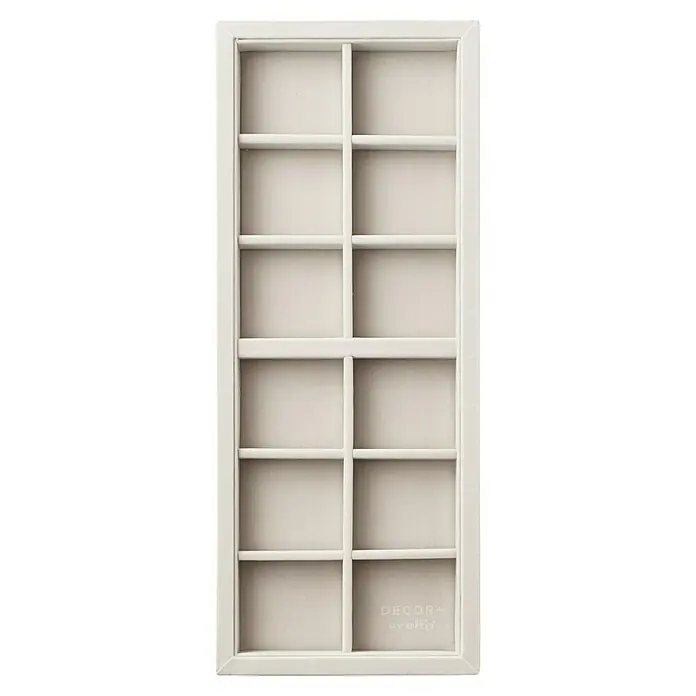 Elfa Décor+ by Elfa Schubladeneinsatz - L x B x H: 38,6 x 15,6 x 3,8 cm, Beige, Anzahl Fächer: 12 Stk. - Detailaufnahme eines weißen, rechteckigen Elfa-Deko-Schaukastens mit zwölf Fächern, ideal zur Präsentation von Schmuck oder kleinen Sammlerstücken.