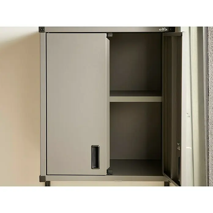Elfa Garage+ by Elfa Montage-Set für Hängeschienen - L x B x H: 0,8 x 48 x 3,6 cm - Das graue Elfa-Schrank-System mit einer Schiebetür halb geöffnet, zeigt sein Innenleben mit einem Regal und viel Stauraum.