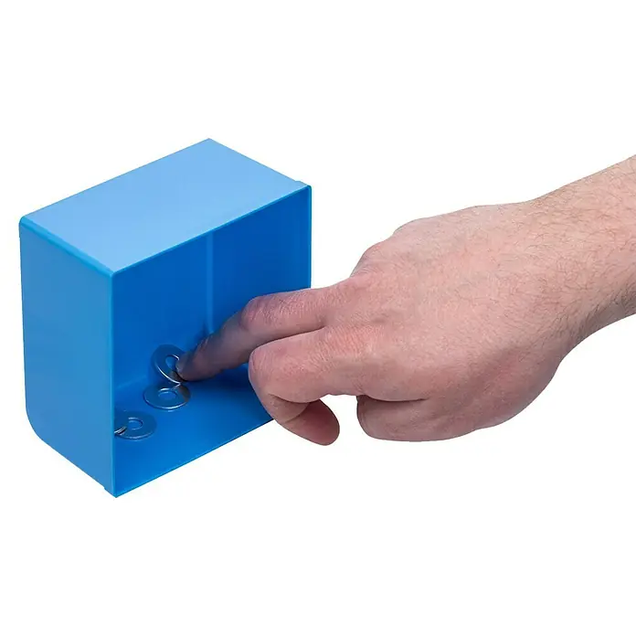 Lockweiler Compartimento para piezas pequeñas - 10,8 x 10,8 x 6,3 cm, Azul - Primer plano de una mano que alcanza arandelas dentro de un recipiente azul claro.