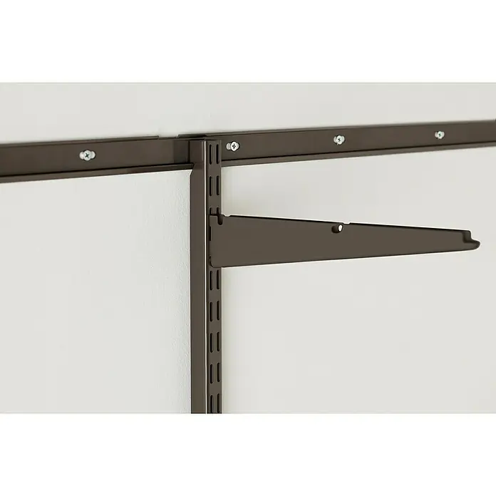 Elfa Classic by Elfa Aufhängeschiene - Länge: 936 mm, Metall, Graphite - Nahaufnahme eines braunen Regalsystems mit Schienen und einem Regalträger an einer weißen Wand.