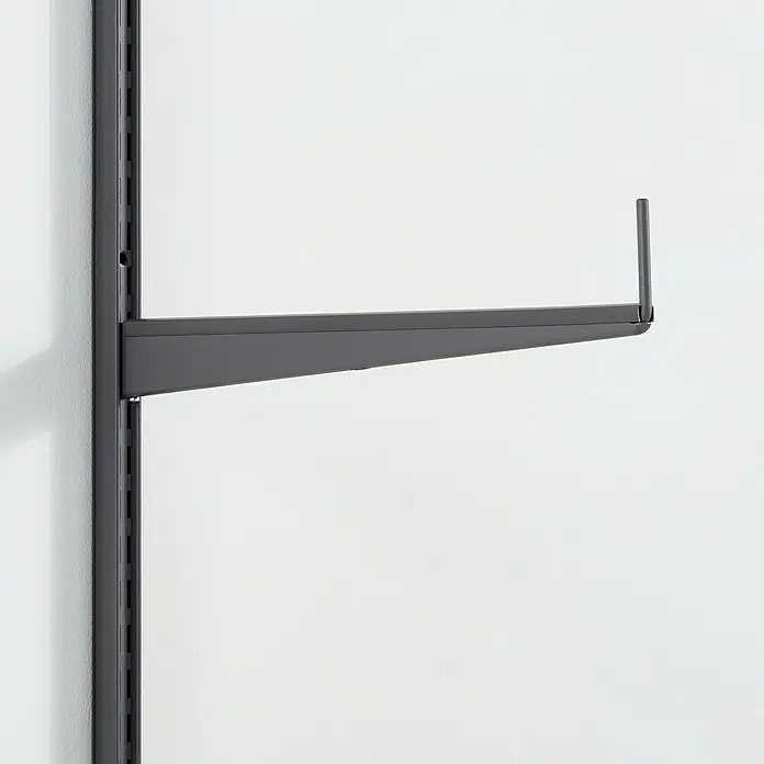 Elfa Garage+ by Elfa Bodenträger Aufsatz - L x B x H: 52,6 x 0,8 x 8,5 cm, Kunststoff - Nahaufnahme einer grauen Regalkonsole, die an einer Metallschiene an einer weißen Wand befestigt ist. Sie ist modern und platzsparend.