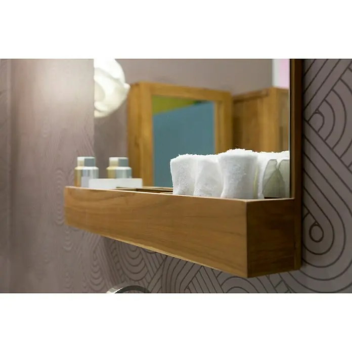 Cipì Espejo con estante Practico Large - Teca - Primer plano de un estante de madera con toallas blancas y pequeños recipientes en un baño.