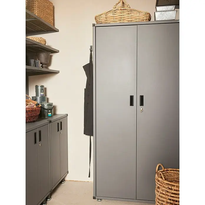 Elfa Garage+ by Elfa Doppeltür für Hochschrank - L x B x H: 2,5 x 42,9 x 177,6 cm - Aufnahme eines grauen Metallschranks mit zwei Türen und schwarzen Griffen, perfekt zur Aufbewahrung.