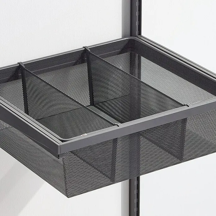 Elfa Décor+ by Elfa Fachteiler - L x B x H: 43 x 1 x 8 cm, Grau matt, Metall, Passend für: Regalsystem Garage+ by Elfa - Nahaufnahme eines grauen, modularen Drahtkorbsystems mit Fächern, ideal für eine flexible Aufbewahrungslösung.