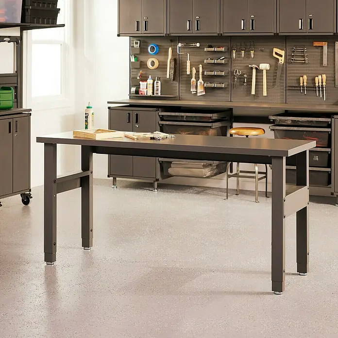 Elfa Garage+ by Elfa Werkbank - L x B: 62 x 182,1 cm, Grau matt - Dieses Bild zeigt einen robusten, grauen Arbeitstisch mit verstellbaren Beinen, ideal für Werkstätten und Hobbyräume. Er bietet eine stabile Arbeitsfläche.