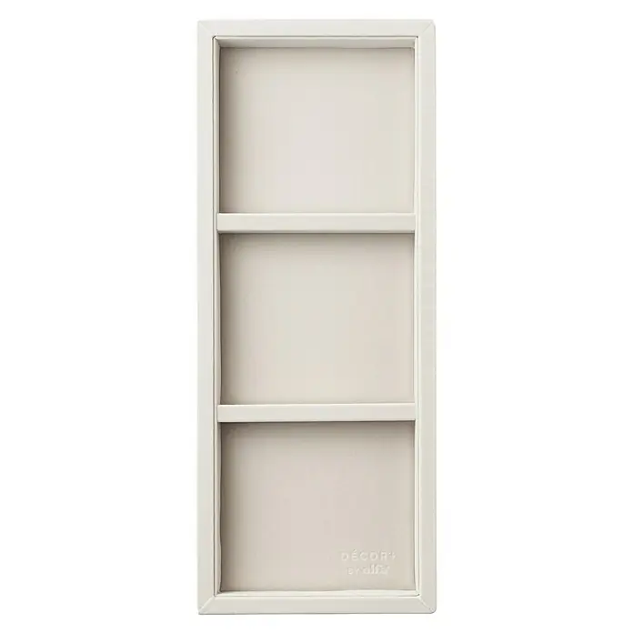 Elfa Décor+ by Elfa Schubladeneinsatz - L x B x H: 38,6 x 15,6 x 3,8 cm, Beige, Anzahl Fächer: 3 Stk. - Ein weißes, dreistöckiges Wandregal „Decor+ by elfa“ ist auf einem schwarzen Hintergrund zu sehen, ein elegantes Stauraumstück.
