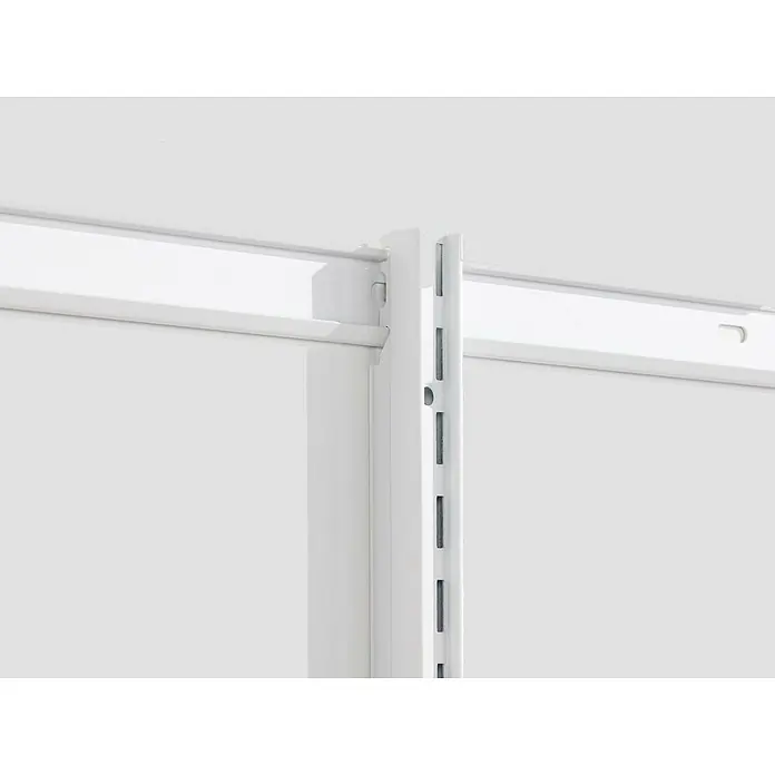 Elfa Garage+/Décor+ by Elfa Aufhängeschiene - Länge: 124,8 cm, Metall, Matt Weiß - Detailansicht eines weißen Regalsystems, das Funktionalität und minimalistisches Design vereint.\n