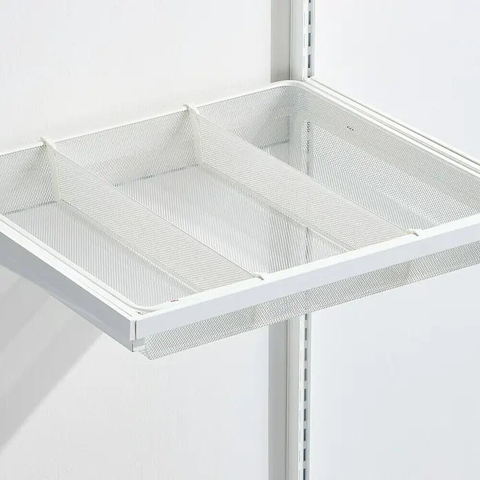 Elfa Décor+ by Elfa Fachteiler - L x B x H: 43 x 1 x 8 cm, Weiß matt, Metall, Passend für: Regalsystem Garage+ by Elfa - Aufnahme eines weißen, perforierten Drahtschubladeneinsatzes mit Fächern, der an einem weißen Regalsystem befestigt ist.