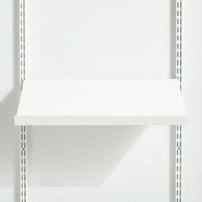 Elfa Décor+ by Elfa Regalboden - L x B x H: 35 x 60 x 7,5 cm, Weiß - Nahaufnahme eines weißen Regalsystems mit einer einzelnen Ablage vor einer weißen Wand, das eine minimalistische Ästhetik zeigt.