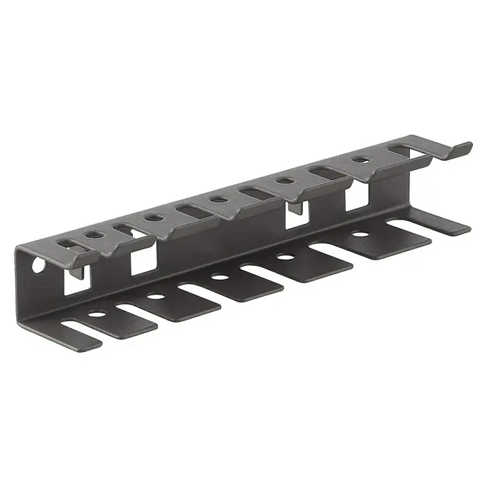 Elfa Garage+ by Elfa Werkzeughalter für Lochwand - L x B x H: 4,5 x 19 x 3,5 cm - Nahaufnahme einer schwarzen Kabelführungshalterung mit Aussparungen und Löchern für Kabelmanagement und Organisation.