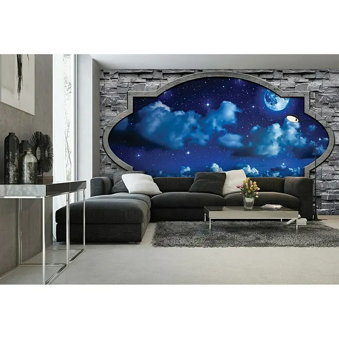Fototapete HimmelB x H: 312 x 219 cm, Vlies - Wohnzimmer mit einer stilvollen Couch und einer Wanddekoration, die eine nächtliche Szene mit Mond und Sternen zeigt.