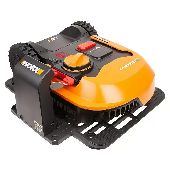 Worx PowerShare 20V Robot cortacésped Landroid M500 - 500 m², Ancho de corte: 18 cm, Navegación por inducción, Cable de antena - Robot cortacésped WORX Landroid negro y naranja con ruedas robustas en su base de carga, mostrando su perilla de altura de corte y botón de parada.
