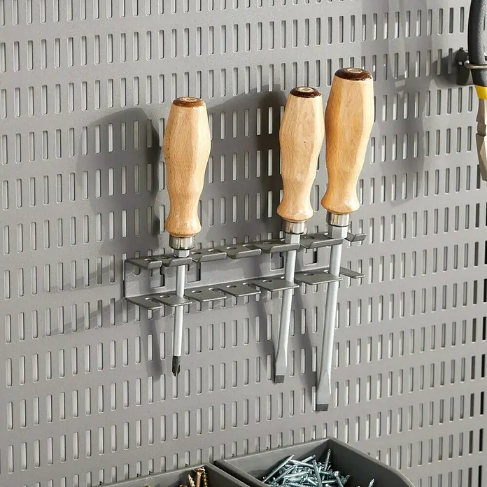 Elfa Garage+ by Elfa Werkzeughalter für Lochwand - L x B x H: 4,5 x 19 x 3,5 cm - Drei Schraubendreher mit Holzgriffen sind in einer Halterung an einer Lochwand befestigt. Praktische Werkzeugaufbewahrung.