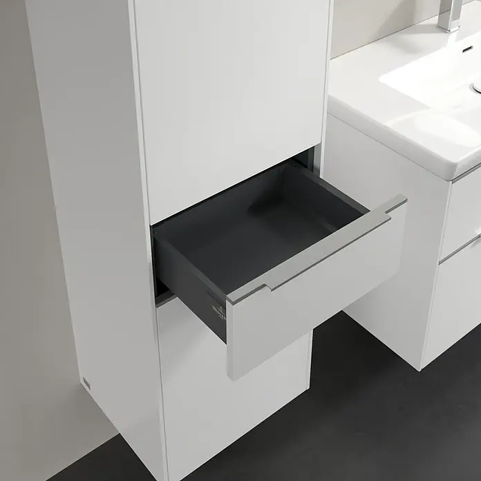 Villeroy & Boch Subway 3.0 Hochschrank - B x T x H: 40 x 36,2 x 171 cm, 1x Schublade, 2x Tür, Pure White, Farbe Griff: Aluminium glänzend, DIN Anschlag: Links - Ein offener, moderner Badschrank in Weiß mit einem grauen Schubladeneinsatz. Das Möbelstück strahlt minimalistische Eleganz aus.