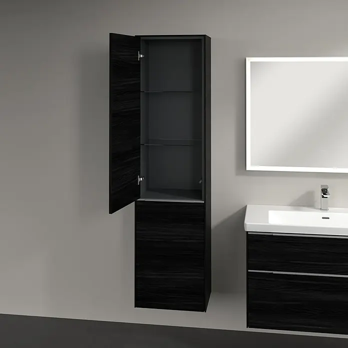 Villeroy & Boch Subway 3.0 Hochschrank - B x T x H: 40 x 36,2 x 171 cm, 1x Klappe mit Wäschekorb, 1x Tür, Black Oak, Farbe Griff: Aluminium glänzend, DIN Anschlag: Links - Bild eines dunklen Badezimmerschranks mit geöffneter Tür, der seine Regale zeigt, und passendem Waschtischunterschrank mit beleuchtetem Spiegel.