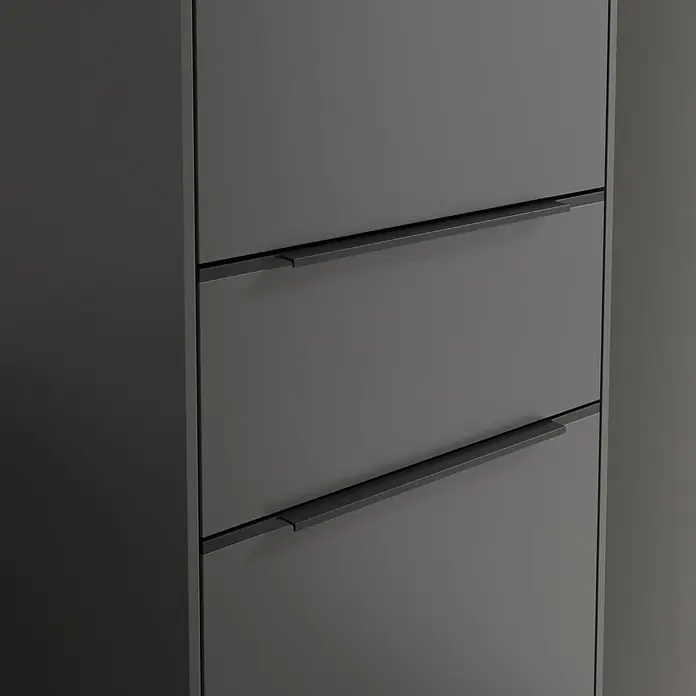 Villeroy & Boch Subway 3.0 Hochschrank - B x T x H: 40 x 36,2 x 171 cm, 1x Schublade, 2x Tür, Graphite, Farbe Griff: Volcano black, DIN Anschlag: Rechts - Nahaufnahme von minimalistischen Schubladen mit Griffen. Das elegante Design der Schubladen in Grau verleiht jedem Raum einen modernen Look.