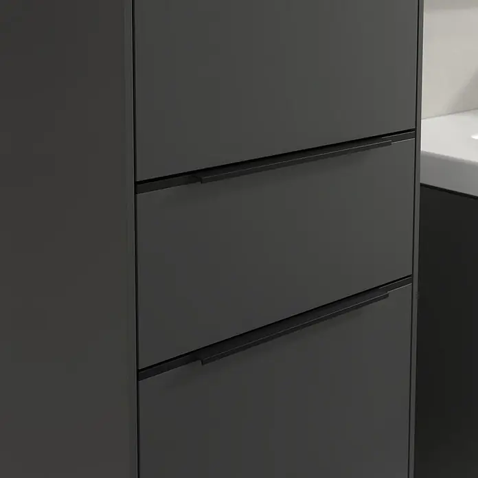 Villeroy & Boch Subway 3.0 Hochschrank - B x T x H: 40 x 36,2 x 171 cm, 1x Schublade, 2x Tür, Graphite, Farbe Griff: Volcano black, DIN Anschlag: Links - Dunkelgrauer Badezimmerschrank mit drei Schubladen und schlichten, langen Griffen für ein modernes Ambiente im Badezimmer.