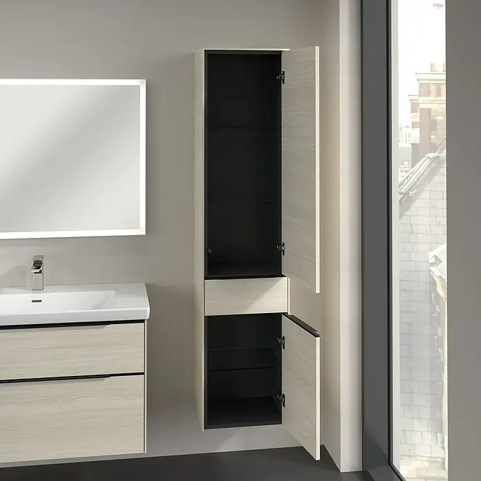 Villeroy & Boch Subway 3.0 Hochschrank - B x T x H: 40 x 36,2 x 171 cm, 1x Schublade, 2x Tür, White Oak, Farbe Griff: Volcano black, DIN Anschlag: Rechts - Ein modernes Badezimmer mit einem Waschbeckenunterschrank und einem offenen Hochschrank zur Aufbewahrung von Badutensilien.