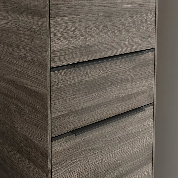 Villeroy & Boch Subway 3.0 Hochschrank - B x T x H: 40 x 36,2 x 171 cm, 1x Schublade, 2x Tür, Stone Oak, Farbe Griff: Volcano black, DIN Anschlag: Rechts - Nahaufnahme eines grauen Holzschranks mit Schubladen und schwarzen Griffen, der modernes Design und Funktionalität vereint.