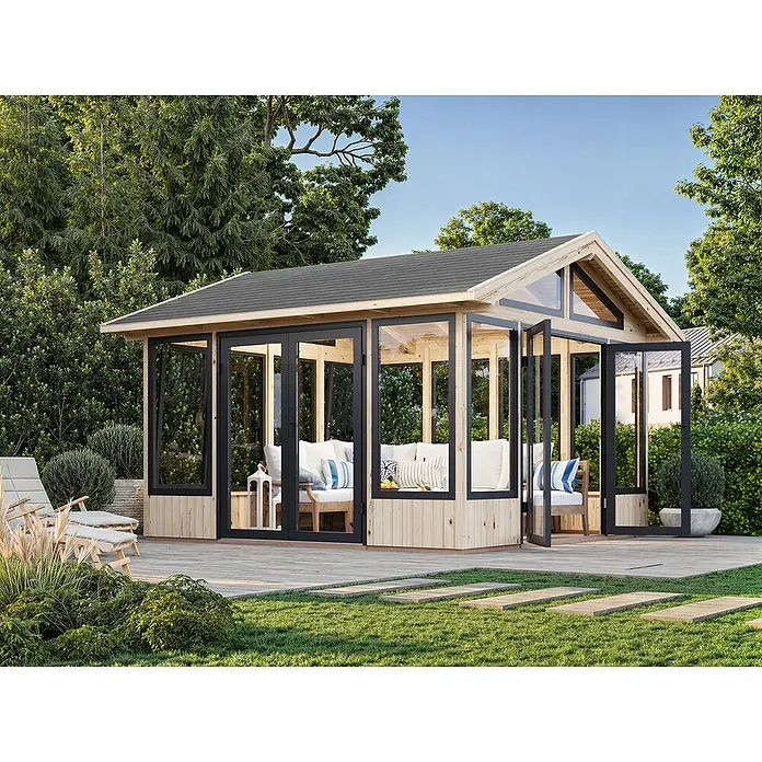 Palmako Gartenhaus Isabella - Außenmaß inkl. Dachüberstand (B x T): 465 x 465 cm, Unbehandeltes Holz, Natur - Außenaufnahme eines Gartenhauses aus Holz mit großen Glasfenstern und schwarzen Rahmen, umgeben von Grün. Einladender Rückzugsort im Freien.