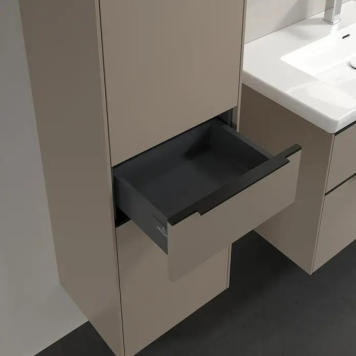 Villeroy & Boch Subway 3.0 Hochschrank - B x T x H: 40 x 36,2 x 171 cm, 1x Schublade, 2x Tür, Taupe, Farbe Griff: Volcano black, DIN Anschlag: Links - Schubladenschrank im Badezimmer mit offener Schublade, moderne Badmöbel in Beige und Grau für ein stilvolles Ambiente.