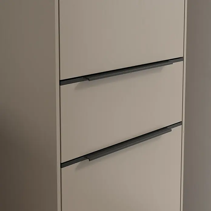 Villeroy & Boch Subway 3.0 Hochschrank - B x T x H: 40 x 36,2 x 171 cm, 1x Schublade, 2x Tür, Taupe, Farbe Griff: Volcano black, DIN Anschlag: Rechts - Nahaufnahme eines modernen Schuhschranks mit schlichten, grauen Griffen, die das minimalistische Design unterstreichen.