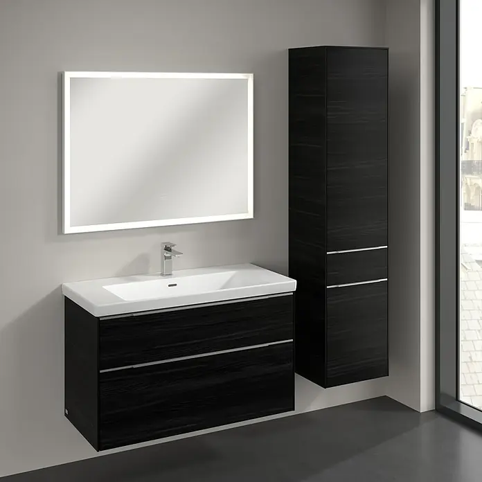Villeroy & Boch Subway 3.0 Hochschrank - B x T x H: 40 x 36,2 x 171 cm, 1x Schublade, 2x Tür, Black Oak, Farbe Griff: Aluminium glänzend, DIN Anschlag: Rechts - Modernes Badezimmer-Set mit einem Waschtischunterschrank in Schwarz und einem passenden Spiegelschrank mit LED-Beleuchtung.