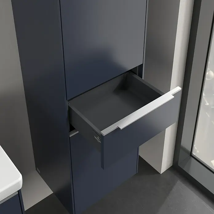 Villeroy & Boch Subway 3.0 Hochschrank - B x T x H: 40 x 36,2 x 171 cm, 1x Schublade, 2x Tür, Marine Blue, Farbe Griff: Aluminium glänzend, DIN Anschlag: Rechts - Ein Marineblauer Badezimmerschrank mit einer offenen Schublade, die einen Blick ins Innere gewährt.