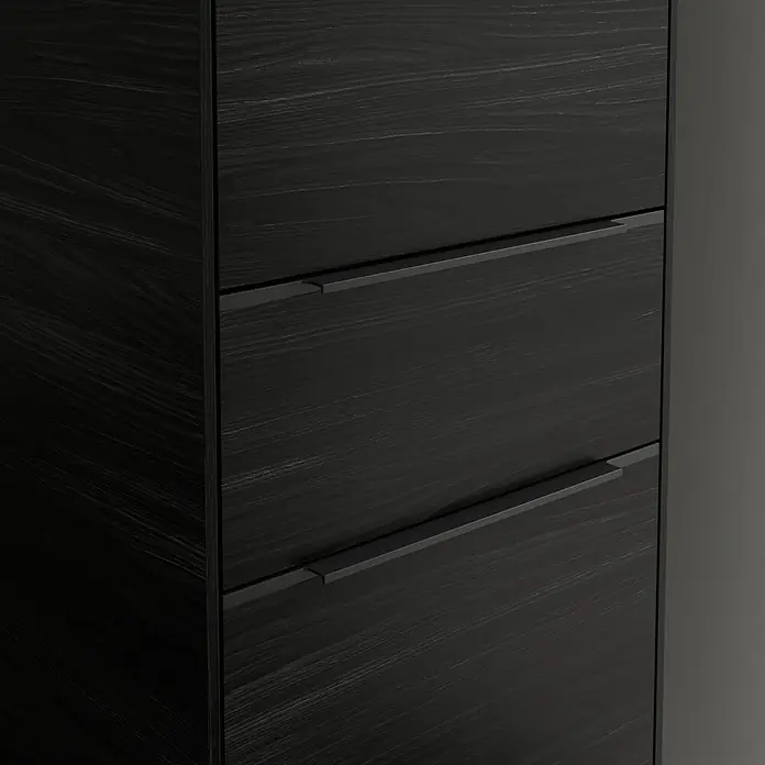 Villeroy & Boch Subway 3.0 Hochschrank - B x T x H: 40 x 36,2 x 171 cm, 1x Schublade, 2x Tür, Black Oak, Farbe Griff: Volcano black, DIN Anschlag: Rechts - Nahaufnahme eines eleganten schwarzen Schubladenschranks mit modernen, schlichten Griffen und einer feinen Holzmaserung.