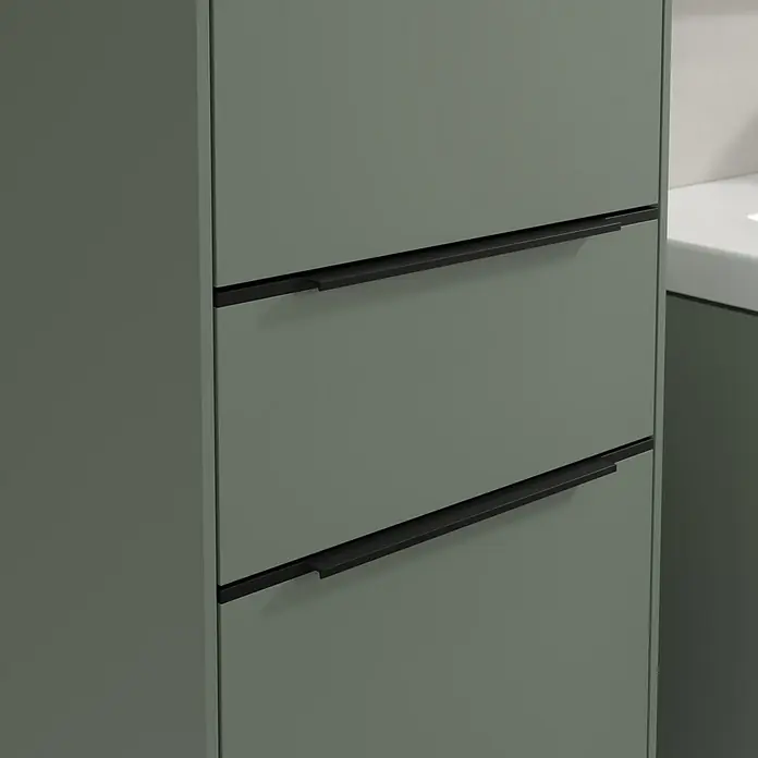 Villeroy & Boch Subway 3.0 Hochschrank - B x T x H: 40 x 36,2 x 171 cm, 1x Schublade, 2x Tür, Soft Green, Farbe Griff: Volcano black, DIN Anschlag: Links - Ein Schrank mit drei Schubladen und schwarzen Griffen. Die Schubladen sind in einem sanften Grünton gehalten.