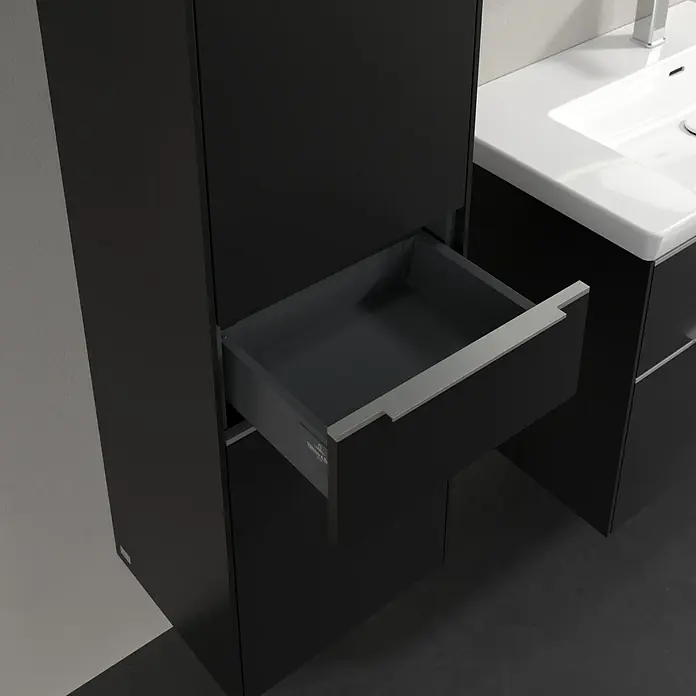 Villeroy & Boch Subway 3.0 Hochschrank - B x T x H: 40 x 36,2 x 171 cm, 1x Schublade, 2x Tür, Volcano Black, Farbe Griff: Aluminium glänzend, DIN Anschlag: Links - Bild eines schwarzen Badezimmerschranks mit offener Schublade. Elegantes Design für moderne Badezimmer mit viel Stauraum.