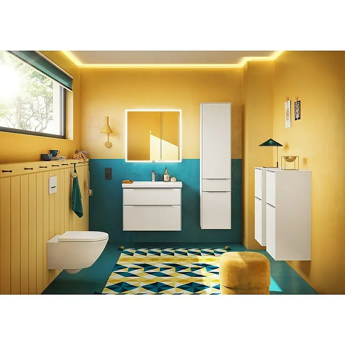 Villeroy & Boch Subway 3.0 Hochschrank - B x T x H: 40 x 36,2 x 171 cm, 1x Schublade, 2x Tür, Pure White, Farbe Griff: Aluminium glänzend, DIN Anschlag: Links - Ein stilvolles Badezimmer mit modernen Sanitärobjekten, darunter ein wandhängendes WC und ein Waschtisch mit Unterschrank, sowie einem farbenfrohen Teppich.