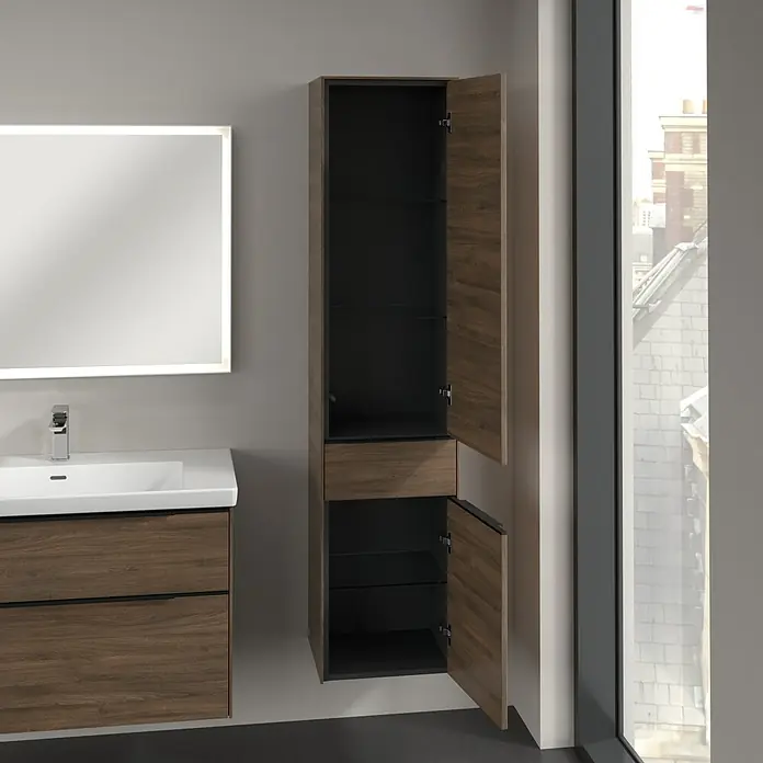 Villeroy & Boch Subway 3.0 Hochschrank - B x T x H: 40 x 36,2 x 171 cm, 1x Schublade, 2x Tür, Arizona Oak, Farbe Griff: Volcano black, DIN Anschlag: Rechts - Badezimmer-Interieur mit offenem Holzschrank und passendem Waschtisch, der Stauraum und ein modernes Ambiente bietet.