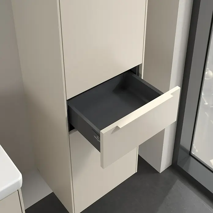 Villeroy & Boch Subway 3.0 Hochschrank - B x T x H: 40 x 36,2 x 171 cm, 1x Schublade, 2x Tür, Cashmere Grey, Farbe Griff: Cashmere Grey, DIN Anschlag: Rechts - Bild eines offenen, beigefarbenen Badezimmerschranks mit einer Schublade, die einen dunklen Innenraum offenbart.