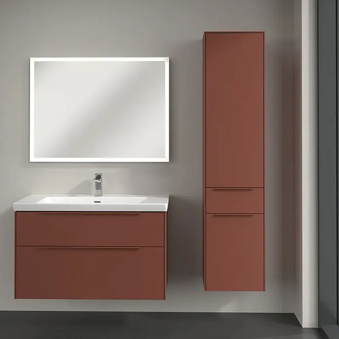 Villeroy & Boch Subway 3.0 Hochschrank - B x T x H: 40 x 36,2 x 171 cm, 1x Schublade, 2x Tür, Wine Red, Farbe Griff: Wine Red, DIN Anschlag: Rechts - Modernes Badezimmerensemble mit Unterschrank, Waschtisch, Spiegelschrank mit Beleuchtung und Hochschrank in warmem Farbton.
