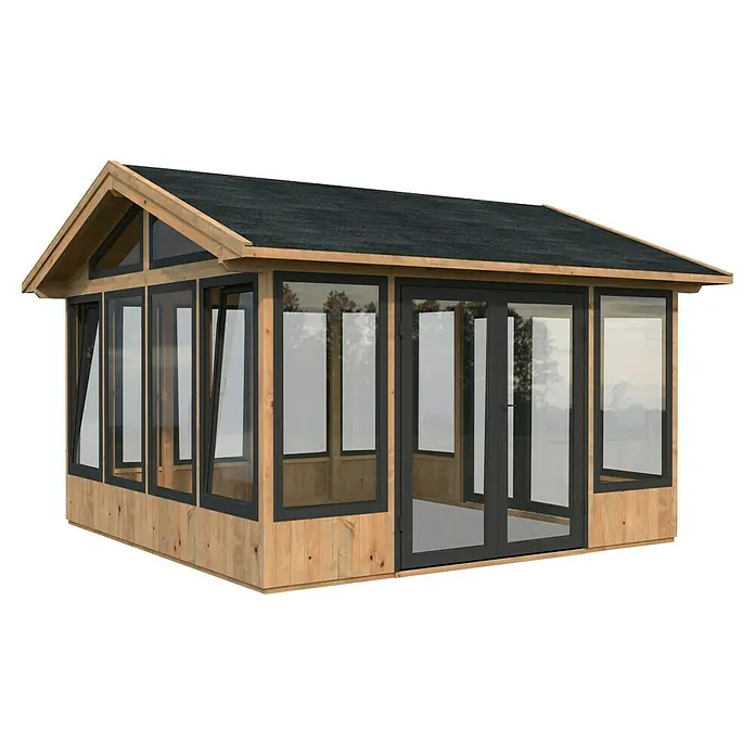 Palmako Gartenhaus Isabella - Außenmaß inkl. Dachüberstand (B x T): 465 x 465 cm, Tauchgrundiertes Holz, Hellbraun - Das Bild zeigt ein Gartenhaus mit Holzrahmen, schwarzen Fensterrahmen und einem dunklen Dach. Das Gartenhaus hat grosse Fenster und Doppeltüren.
