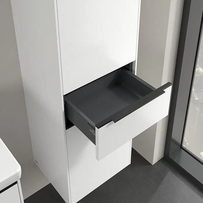 Villeroy & Boch Subway 3.0 Hochschrank - B x T x H: 40 x 36,2 x 171 cm, 1x Schublade, 2x Tür, Pure White, Farbe Griff: Volcano black, DIN Anschlag: Rechts - Bild eines weißen Badezimmerschranks mit einer offen stehenden Schublade, die innen dunkelgrau ist und modernes Design zeigt.