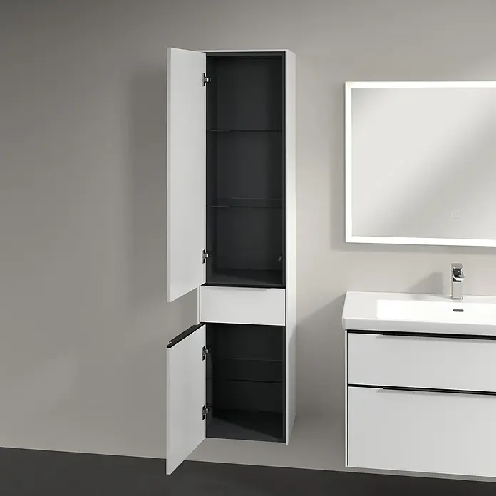 Villeroy & Boch Subway 3.0 Hochschrank - B x T x H: 40 x 36,2 x 171 cm, 1x Schublade, 2x Tür, Pure White, Farbe Griff: Volcano black, DIN Anschlag: Links - Badezimmer-Design mit weißem Waschtisch und Hochschrank mit geöffneten Türen, der Einblick in die Glasböden und das graue Innere gewährt.