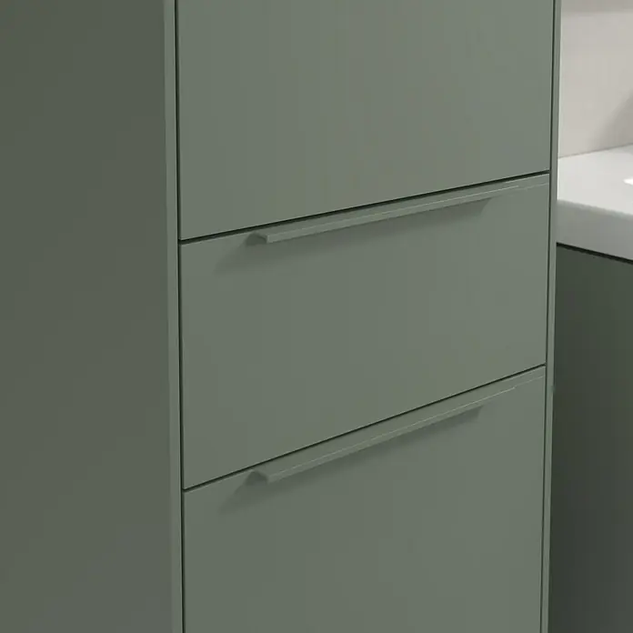 Villeroy & Boch Subway 3.0 Hochschrank - B x T x H: 40 x 36,2 x 171 cm, 1x Schublade, 2x Tür, Soft Green, Farbe Griff: Soft Green, DIN Anschlag: Links - Nahaufnahme eines Badezimmerschranks mit drei Schubladen in einem sanften Grünton, der Stauraum und Stil vereint.