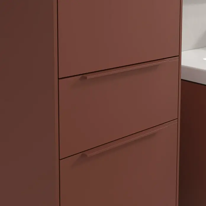 Villeroy & Boch Subway 3.0 Hochschrank - B x T x H: 40 x 36,2 x 171 cm, 1x Schublade, 2x Tür, Wine Red, Farbe Griff: Wine Red, DIN Anschlag: Links - Nahaufnahme eines modernen Badezimmerschranks in Terrakotta mit minimalistischen Griffen. Elegantes Design für ein stilvolles Badambiente.