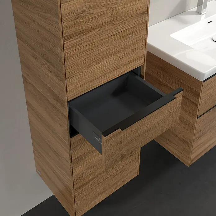 Villeroy & Boch Subway 3.0 Hochschrank - B x T x H: 40 x 36,2 x 171 cm, 1x Schublade, 2x Tür, Kansas Oak, Farbe Griff: Volcano black, DIN Anschlag: Links - Ein offener Schubladenschrank mit Holzmaserung und ein passendes Waschbeckenunterschrank mit einer weißen Arbeitsplatte.