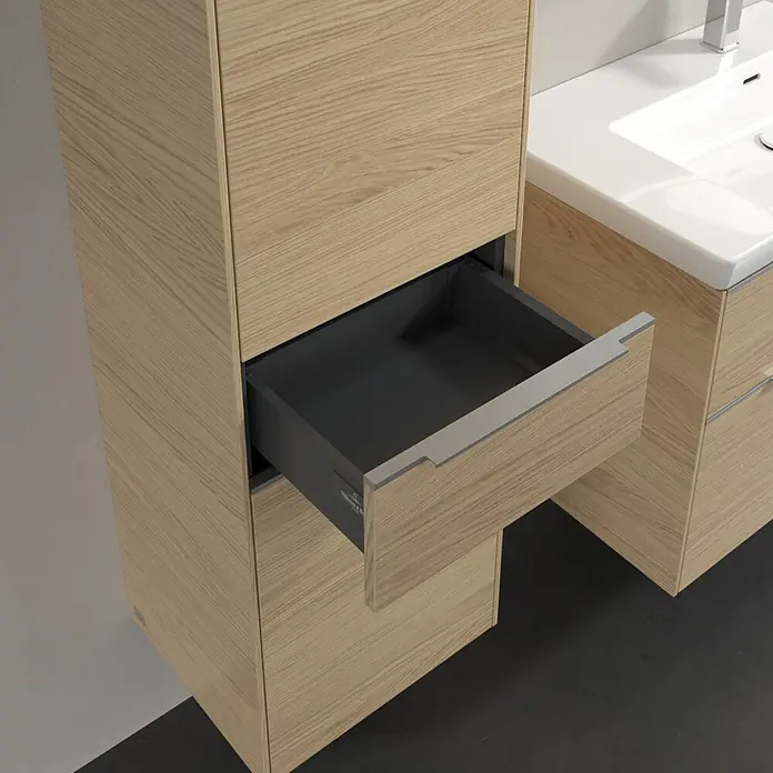 Villeroy & Boch Subway 3.0 Hochschrank - B x T x H: 40 x 36,2 x 171 cm, 1x Schublade, 2x Tür, Nordik oak, Farbe Griff: Aluminium glänzend, DIN Anschlag: Links - Das Bild zeigt einen Waschtischunterschrank mit einer offenen Schublade, die das moderne Design und die Funktionalität hervorhebt.