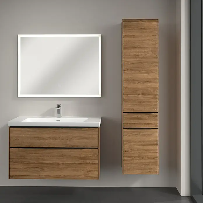 Villeroy & Boch Subway 3.0 Hochschrank - B x T x H: 40 x 36,2 x 171 cm, 1x Schublade, 2x Tür, Kansas Oak, Farbe Griff: Volcano black, DIN Anschlag: Rechts - Modernes Badezimmer-Interieur mit einem Waschtisch mit zwei Schubladen, einem beleuchteten Spiegel und einem passenden Hochschrank in Holzoptik.